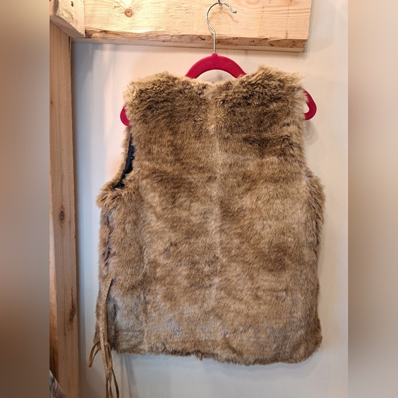 Cute faux fur vest, OshKosh, size 12 - Picture 4 of 11